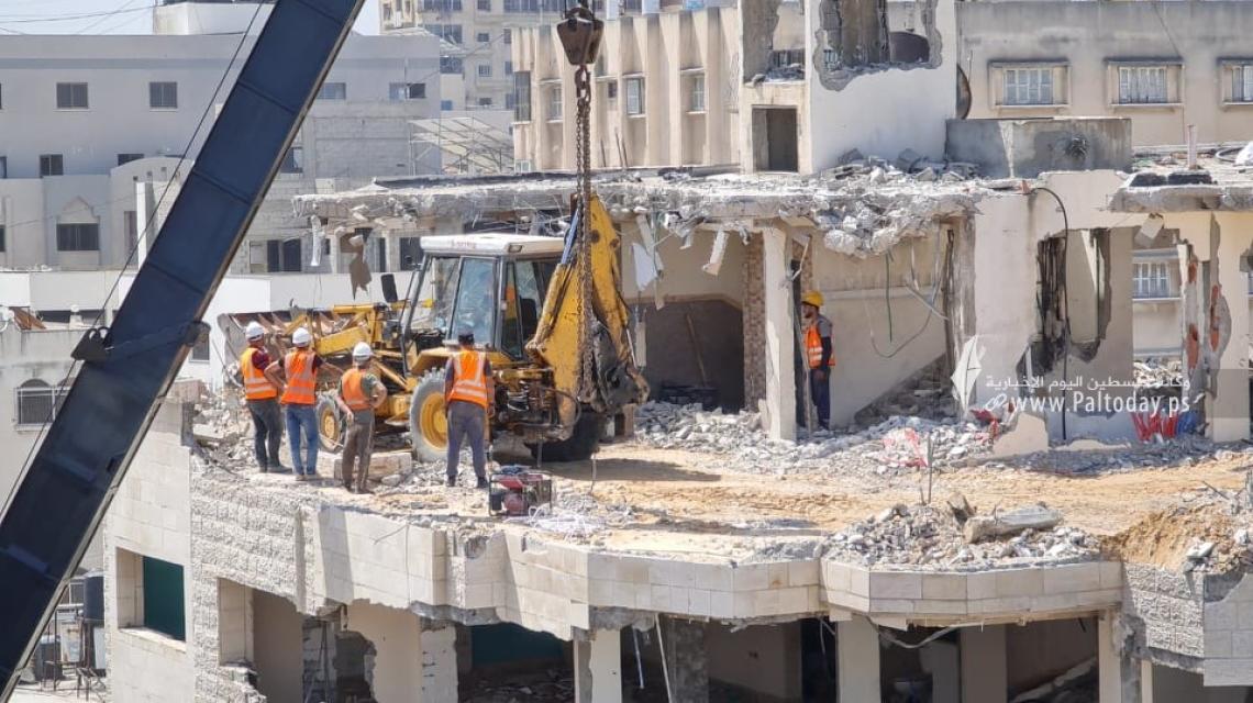 بالصور :بدء ازالة ركام المبانى المدمرة بعد قصف الاحتلال لشارع الوحدة غرب مدينة غزة