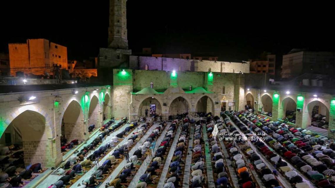 بالصور : إحياء ليلة السابع والعشرين من رمضان في المسجد العمري الكبير في غزة