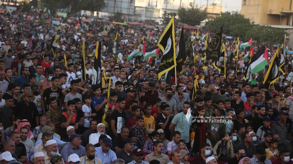 جماهير كبيرة تشارك في مهرجان "سيف القدس.. واقترب الوعد" على أرض ساحة السرايا