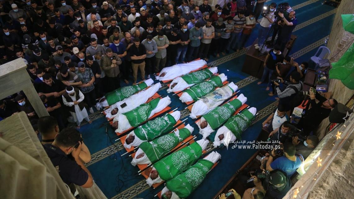 بالصور:غزة تودع كوكبة من شهداء كتائب القسام انطلاقاً من المسجد العمري