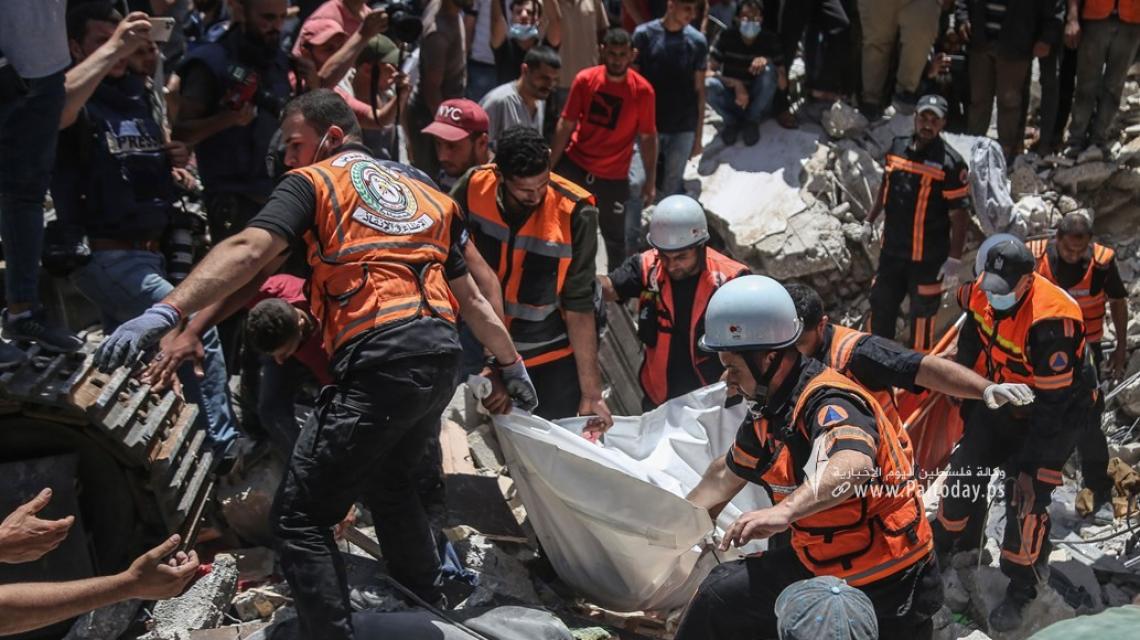 حتى اللحظة فرق الإنقاذ تواصل عملية البحث عن مفقودين في قصف الإحتلال لعمارة ابو العوف وسط مدينة غزة