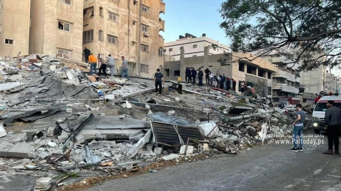 آثار الدمار الذي خلفته غارات الاحتلال في شارعي الوحدة والثورة، ومحيط ملعب فلسطين وسط مدينة غزة فجر اليوم