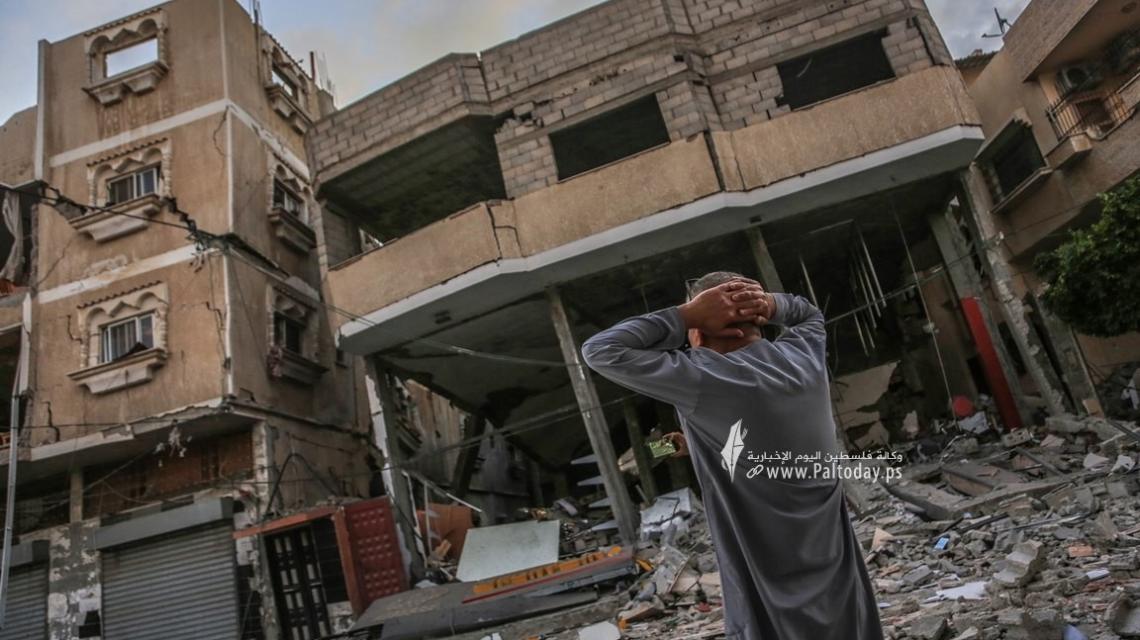طائرات الإحتلال تستهدف بنك الانتاج في مدينة خانيونس