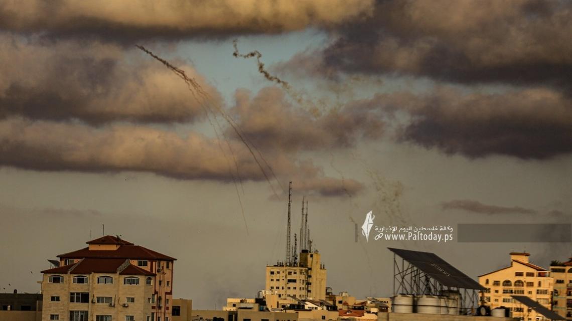 بالصور :جيش الاحتلال يلقي الفسفور على منازل وأراضي المواطنين شرق غزة