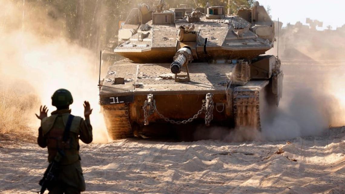 بالصور : الدبابات الاسرائيلية تقصف بمئات القذائف البيوت الامنة في غزة
