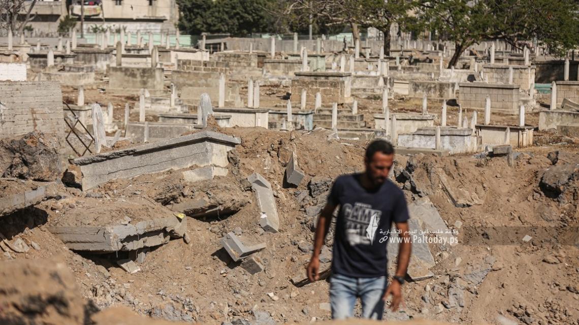 بالصور:الأموات في قبورهم لم يسلموا من بطش طائرات الاحتلال "الإسرائيلي"