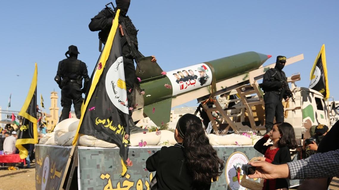 بالصور :أطفال غزة يستقبلون عناصر سرايا القدس بالورود خلال مهرجان "سيف القدس.. اقترب الوعد"