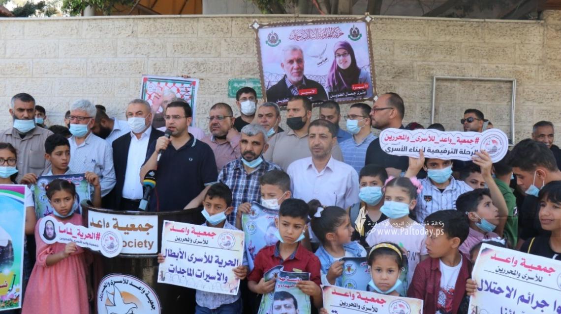 بالصور:مهجة القدس وواعد تنظمان وقفة دعم وإسناد مع الأسرى المضربين عن الطعام
