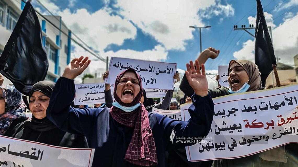 "أوقفوا العنف ضد النساء"..مسيرة نسائية أمام منزل الضحية استبرق بركة التي قتلت على يد زوجها في خانيونس