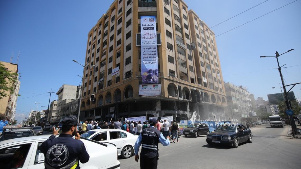 بالصور: بلدية غزة تطلق اسم "ميدان الصحافة" على مفترق الجلاء مع شارع الوحدة تقديراً للصحفيين