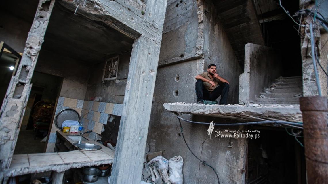 بالصور :فلسطينيون يتفقدون منازلهم المتضررة بعد اسبوع من العدوان الإسرائيلي على قطاع غزة