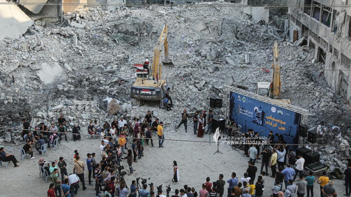 بالصور:حفل فني بعنوان "موسيقى بين الركام على أنقاض برج الشروق المدمر في العدوان الإسرائيلي الأخير"