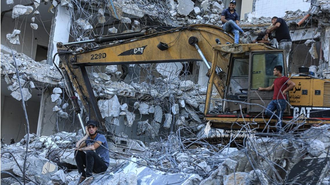 بالصور :الآليات تواصل هدم المنازل المدمرة في غزة