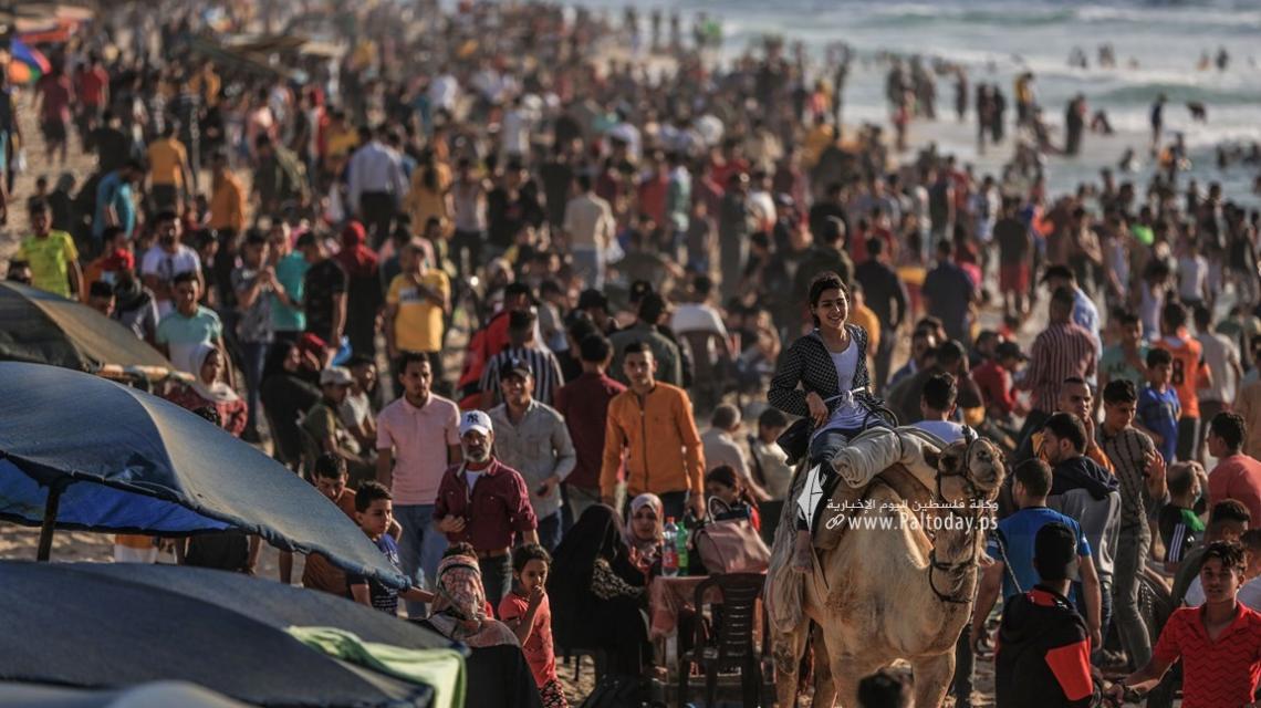 الحياة تعود إلى شواطئ غزة بعد 11 يوما من الحرب