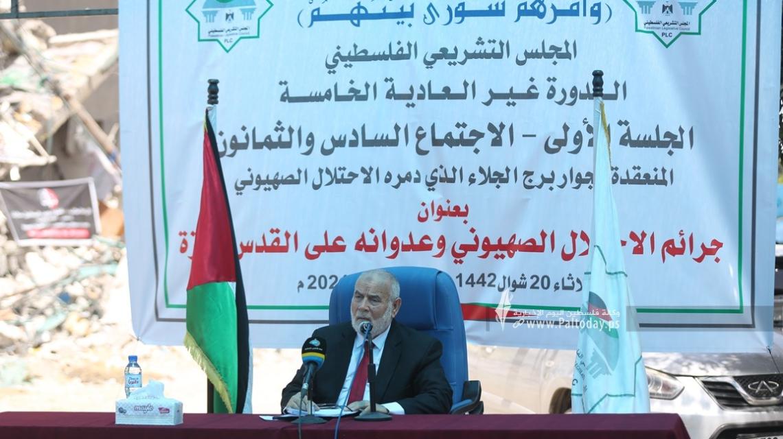 بالصور:جلسة للمجلس التشريعي على ركام برج الجلاء بغزة