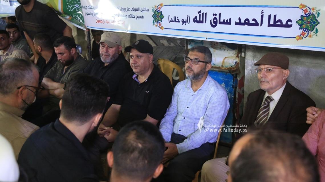 بالصور:"الجهاد الاسلامي وسرايا القدس" تقدمان واجب العزاء لعائلة الشهيد عطا ساق الله شهيد حادث سوق الزاوية الأليم