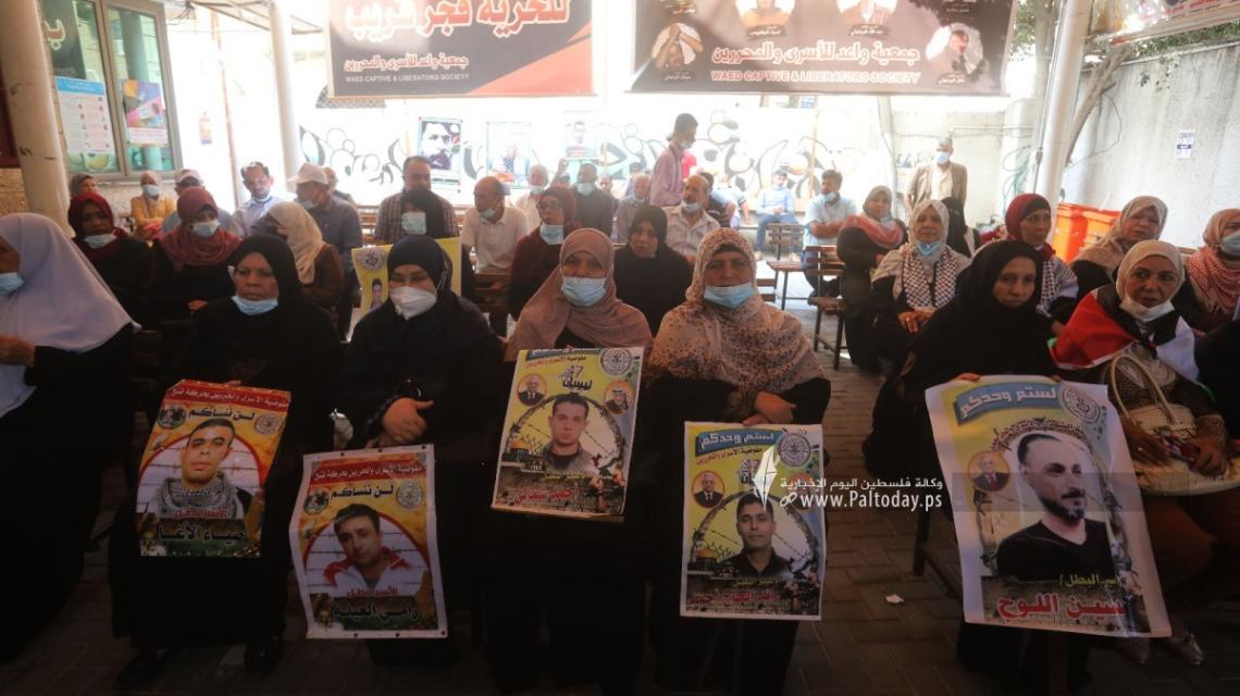 بالصور:اعتصام اهالى الأسرى الأسبوعي أمام مقر الصليب الأحمر بغزة