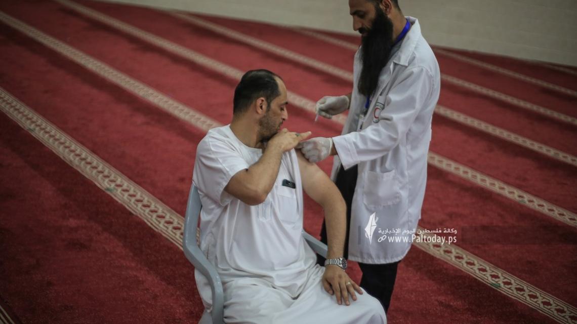 صحة غزة تبدأ حملة تطعيم المصلين في مساجد القطاع ضد كورونا