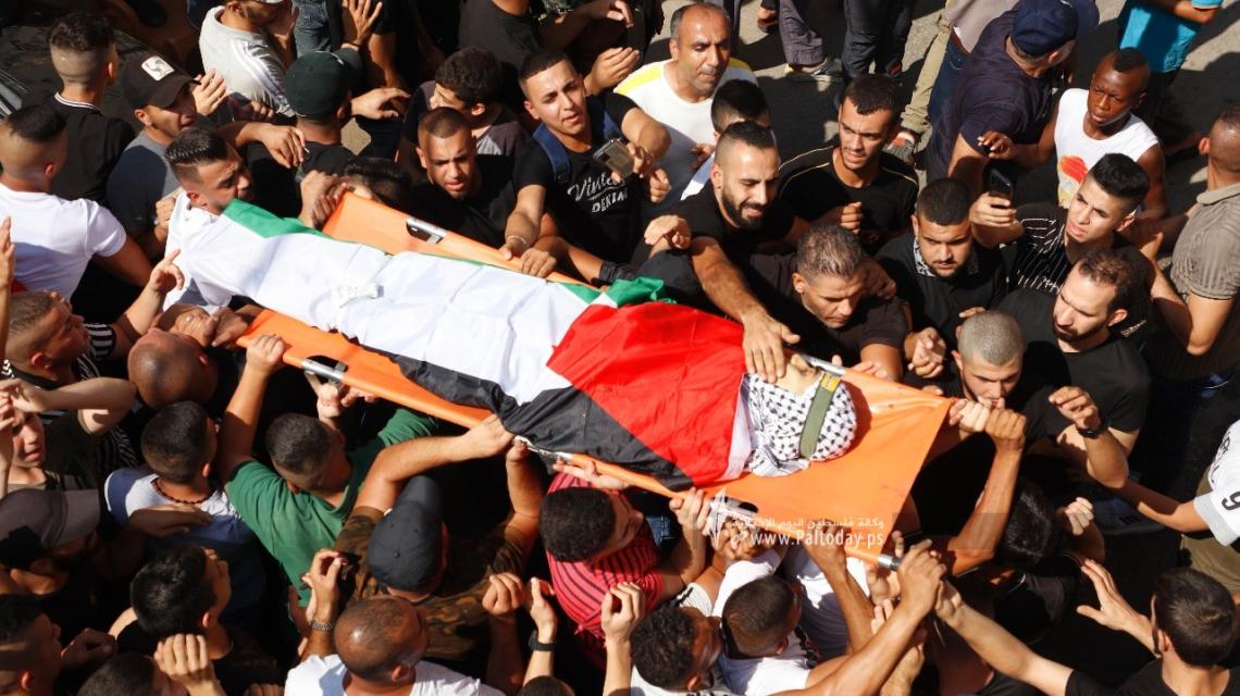 جماهير غفيرة تشيع جثامين الشهداء في مخيم جنين يتقدمهم مقاتلون من سرايا القدس