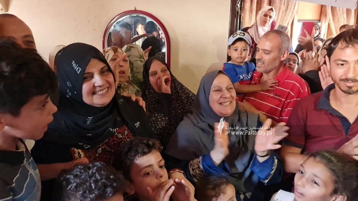بالصور خانيونس: بالعزم والإرادة مها الحصيني تبلغ من العمر (51 عاماً) وتحصل على نسبة 91.9%