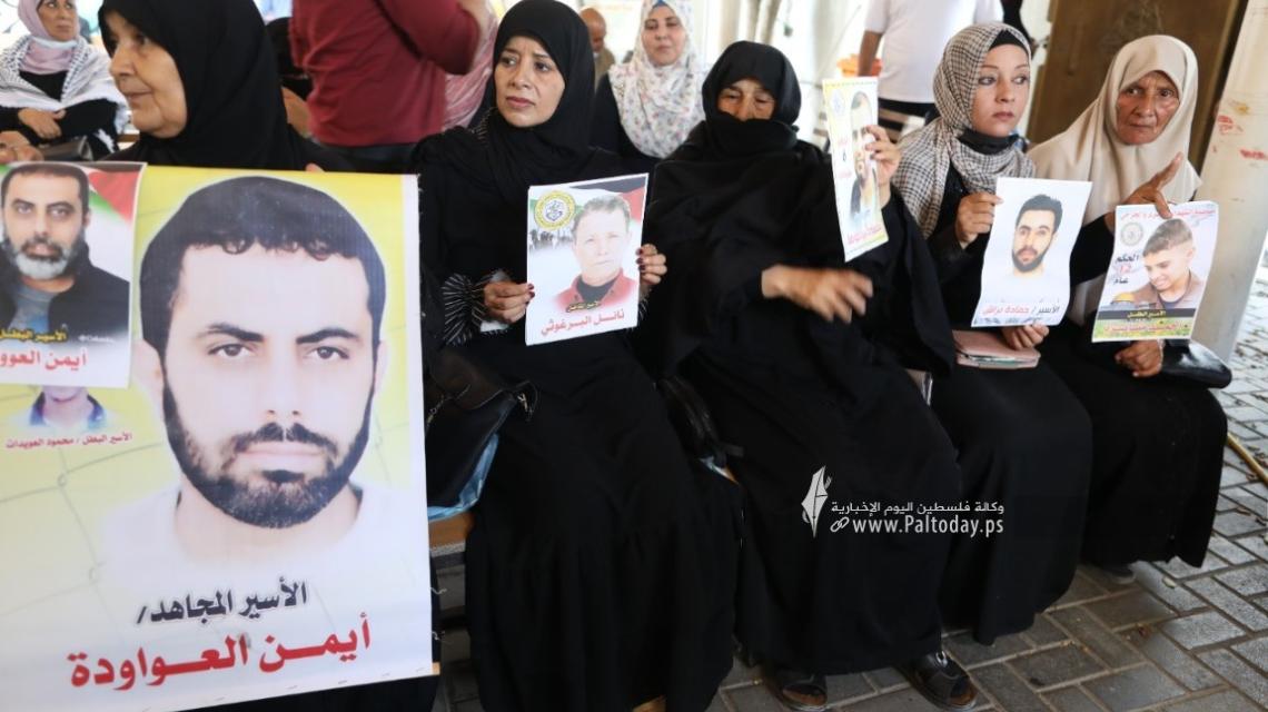 بالصور:اعتصام اهالى الأسرى الأسبوعي أمام مقر الصليب الأحمر بغزة