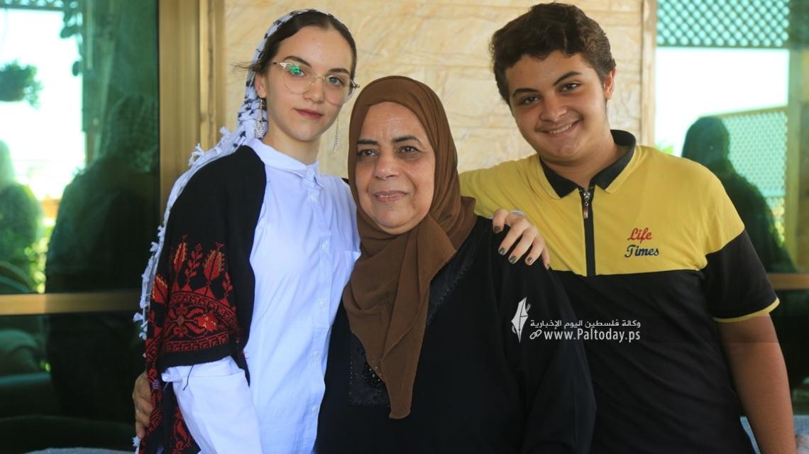 بالصور:الطالبة منة الله مشعل حسن البطة الأولى على مستوى فلسطين القسم الأدبي بمعدل 99.7 %  من غزة