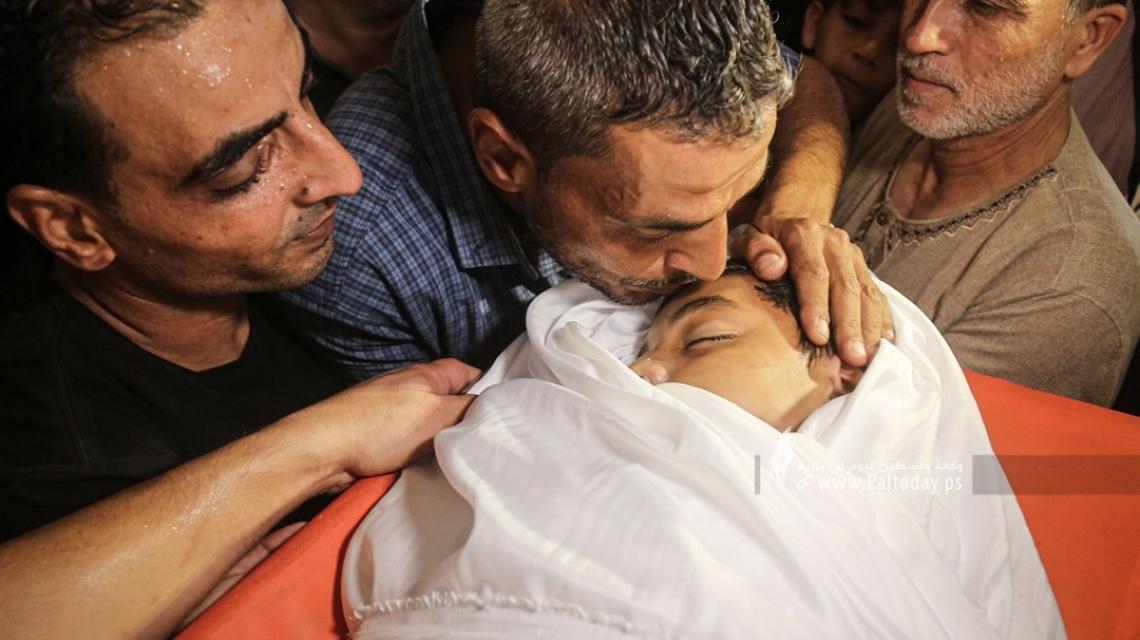 بالصور:جماهير غفيرة شرق غزة تُشيع جثمان الشهيد الشبل "عمر أبو النيل"