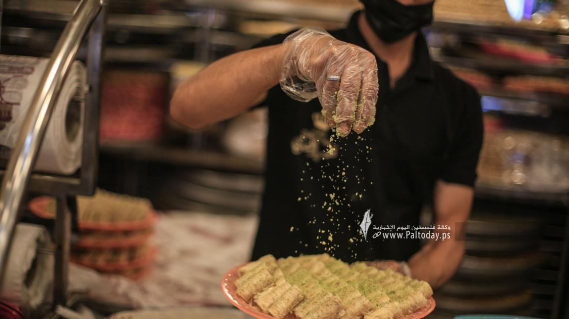 تجهيز الحلويات استعداد لفرحة الثانوية العامة غدا الثلاثاء