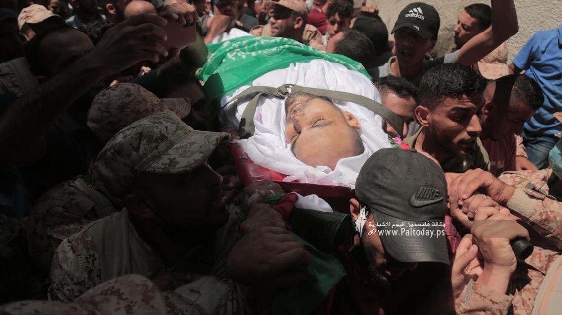 بالصور :جنازة الشهيد أسامة دعيج الذي ارتقى صباح اليوم على اثر اصابته في مسيرات العودة شرق غزة، السبت الماضي.