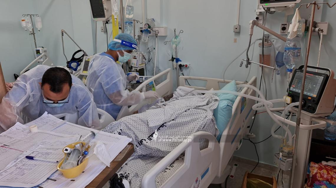 بالصور: مرضى مصابون بفيروس كورونا يتلقون العلاج في مستشفى غزة الأوروبي