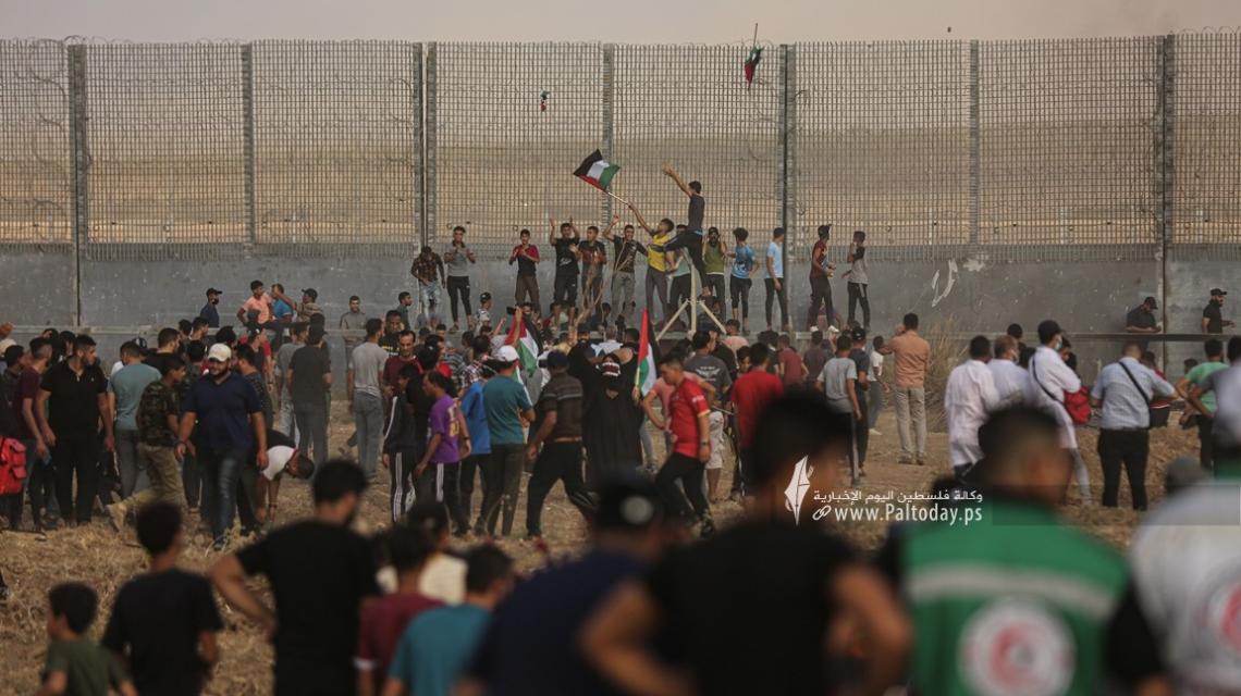 بالصور:مواجهات عنيفة بين المواطنين وقوات الاحتلال شرق مخيم ملكة قرب السلك الفاصل بين غزة والاراضي المحتلة