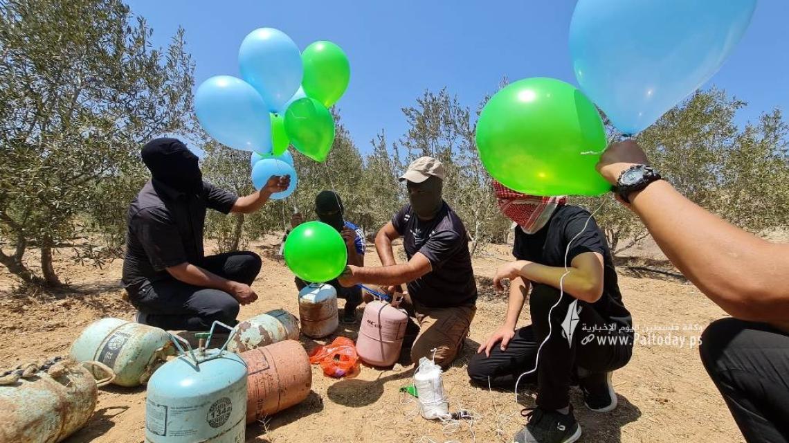 بالصور:إطلاق عدة دفعات من البالونات الحارقة باتجاه غلاف غزة
