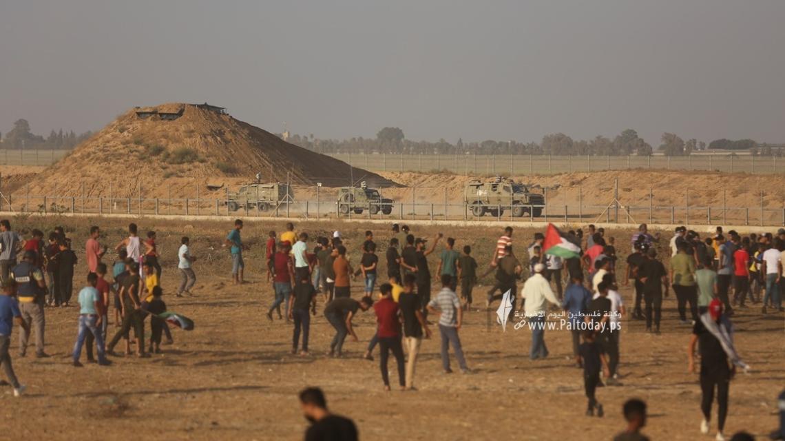 بالصور:جماهير غفيرة تشارك في مسيرة حاشدة على حدود خانيونس جنوب قطاع غزة