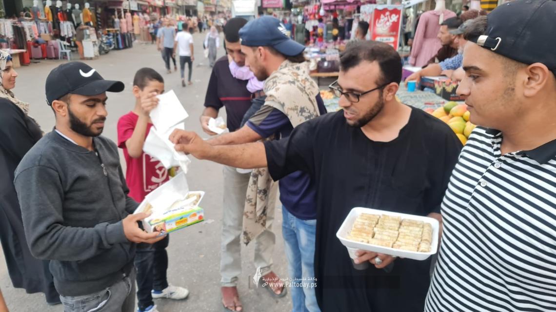 توزيع الحلوى في شوارع خانيونس احتفالاً بمصرع الجندي "الإسرائيلي" المصاب على حدود غزة
