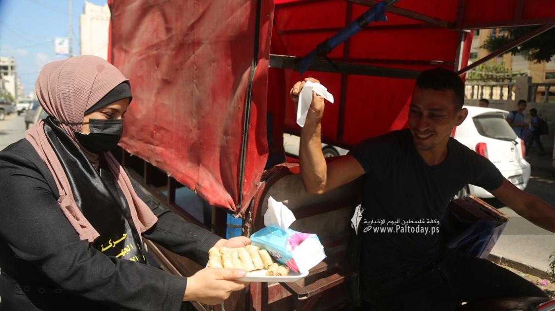 بالصور:"العمل النسائي في غزة" توزع الحلوى على ابناء شعبنا ابتهاجًا  لعملية انتزاع الحرية من سجن جلبوع
