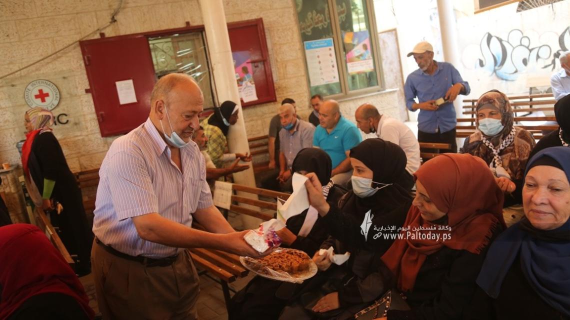 بالصور:مهجة القدس توزع الحلوى على أهالي الأسرى في الصليب الأحمر بغزة بهجة بهروب اسرى جلبوع