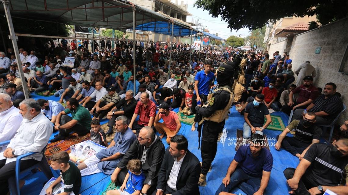 بالصور:الآلاف يؤدون صلاة الجمعة أمام مقر الصليب الأحمر بغزة نصرة للأسرى في سجون الاحتلال