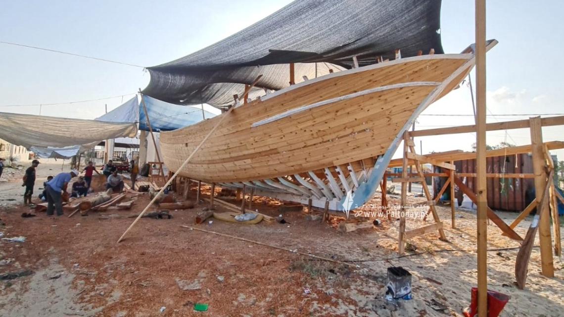 بالصور:أكبر سفينة بطول 21 متر بعرض 6..بناء أول سفينة صيد ببحر خانيونس