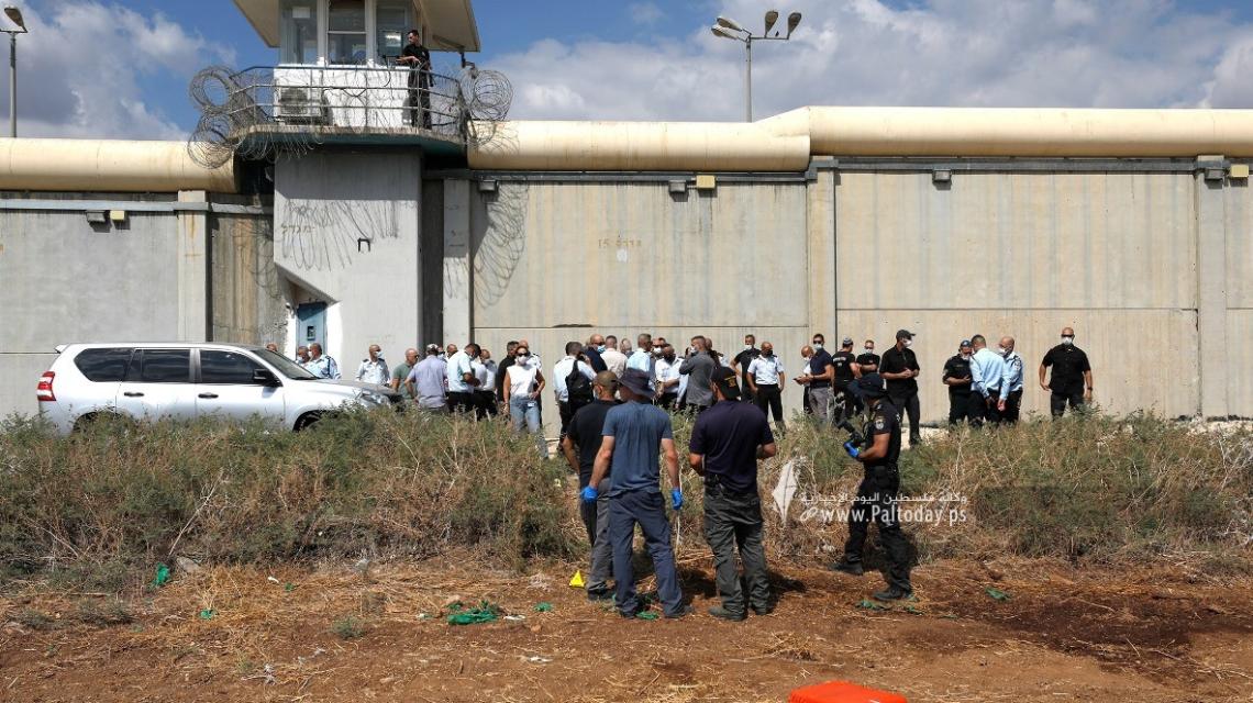 بالصور:سلطات الاحتلال تقر إجراءات أمنية مشددة في #سجن_جلبوع عقب نجاح 6 أسرى فلسطينيين في الفرار منه عبر نفق