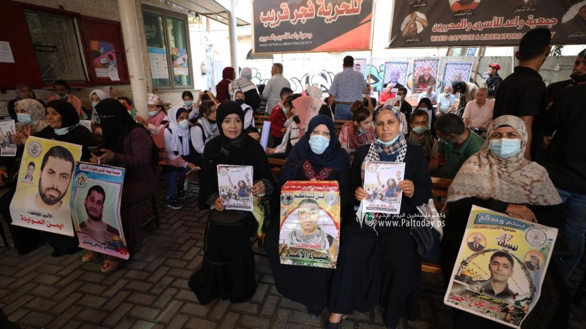 بالصور:اعتصام اهالى الأسرى الأسبوعي أمام مقر الصليب الأحمر بغزة