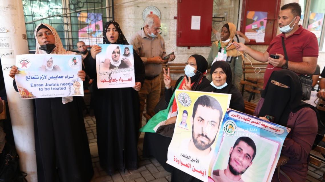 بالصور:اعتصام اهالى الأسرى الأسبوعي أمام مقر الصليب الأحمر بغزة
