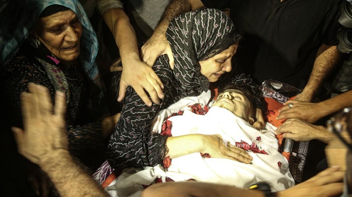بالصور:جماهير غفيرة تُشيع جثمان الشهيد احمد صالح شمال قطاع غزة