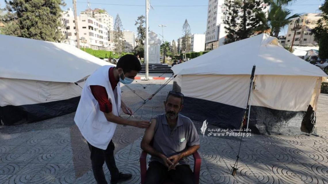 خيام للتطعيم ضد كورونا في منتزه الجندي المجهول بغزة
