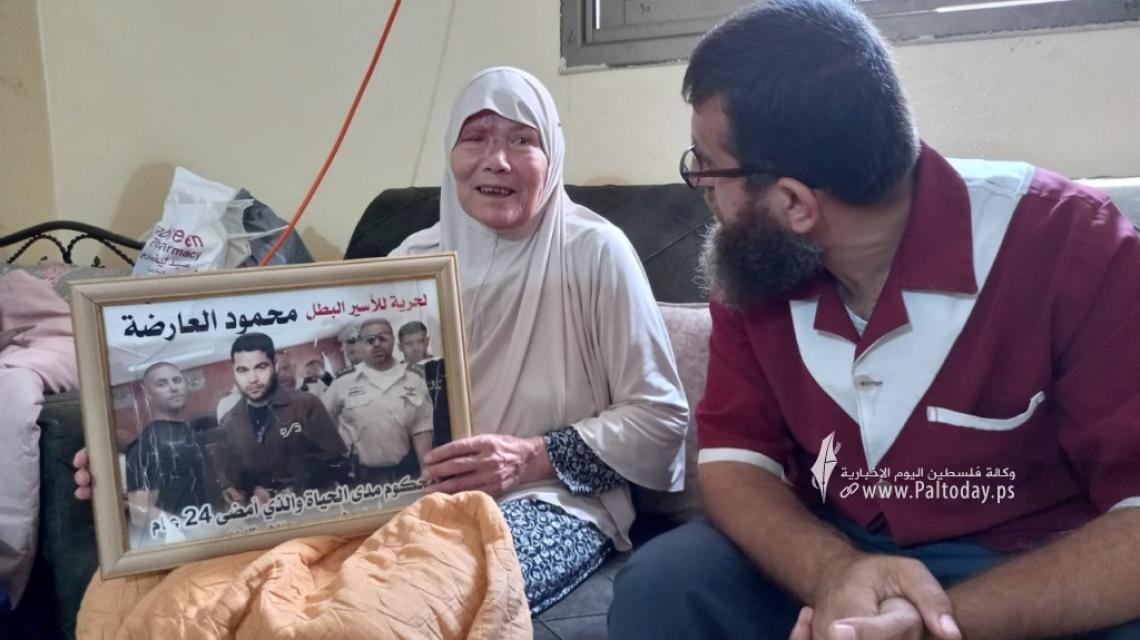 بالصور:زيارة أسرى محررين من حركة الجهاد الإسلامي لمنزل المحرر محمود العارضة الذي تمكن مع 5 أسرى آخرين من انتزاع حريتهم عبر #نفق_الحرية من سجن جلبوع الأشد تحصينًا