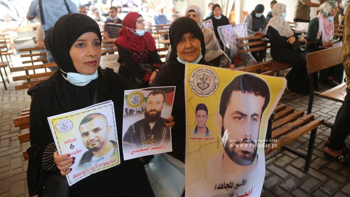 بالصور:اعتصام اهالى الأسرى الأسبوعي أمام مقر الصليب الأحمر بغزة