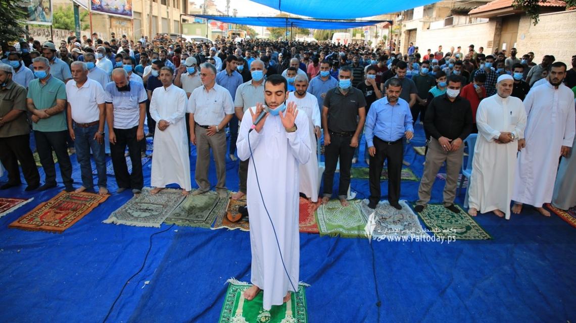 بالصور:لجنة الأسرى للقوى الوطنية والاسلامية بمشاركة شبابية واسعة يؤدون صلاة الجمعة امام مقر الصليب الاحمر بغزة تضامنا مع الاسرى