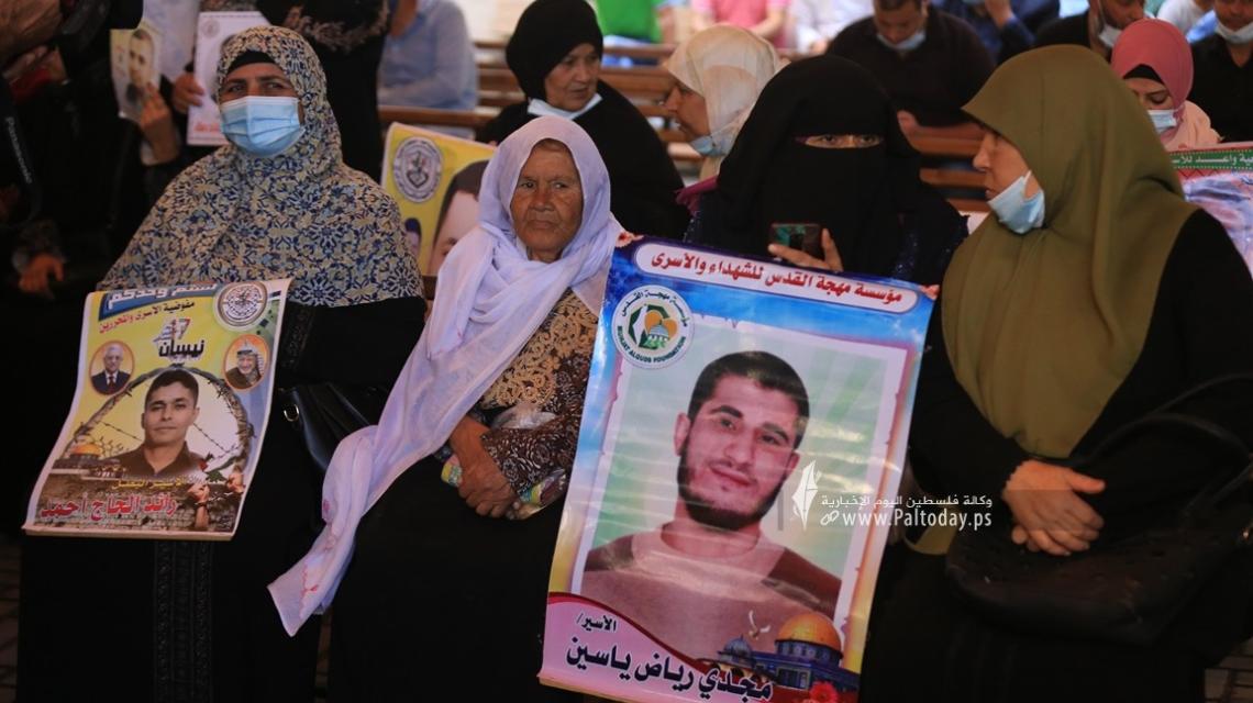 بالصور:اعتصام اهالى الأسرى الأسبوعي أمام مقر الصليب الأحمر بغزة