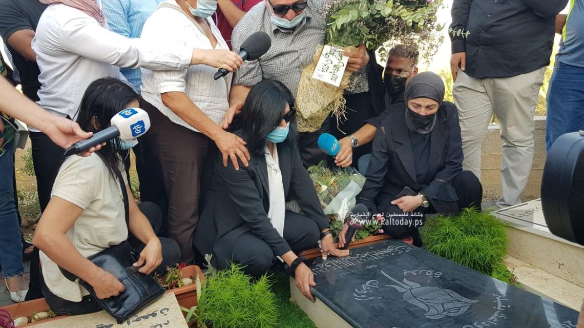 الاسيرة المحررة خالدة جراء في زيارة قبر أبنتها التي توفيت قبل شهرين