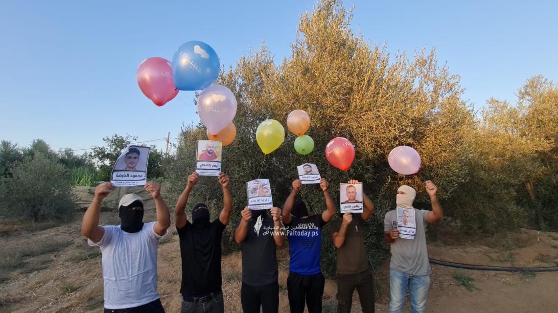 الشباب الثائر بغزة يطلق بالونات تحمل صور الاسرى أبطال نفق جلبوع