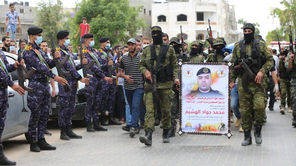 بالصور:تشييع جثمان القائد/ محمد الهشيم "أبو علي" أحد قادة السرايا في لواء الشمال، والذي توفي أمس متأثراً بإصابته بفيروس كورونا.